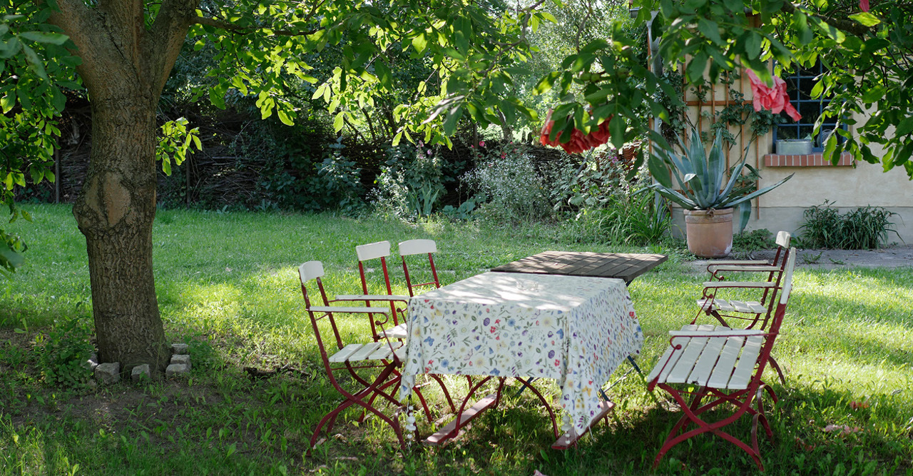 Gartenmöbel fürs Frühstück unter dem Nussbaum